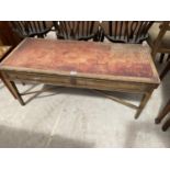 A MAHOGANY COFFEE TABLE WITH LEATHER TOP AND TWO DRAWERS