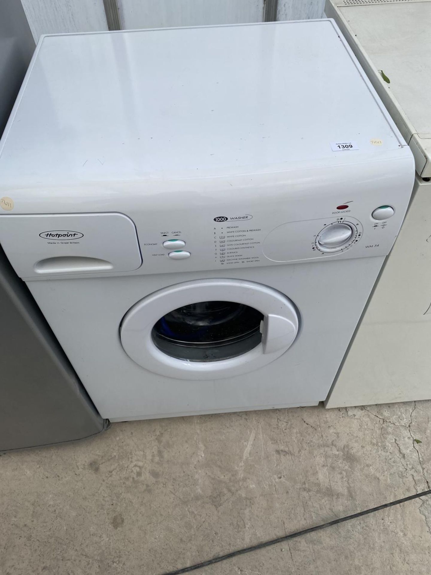 A HOTPOINT WM54 WASHING MACHINE IN CLEAN AND WORKING ORDER
