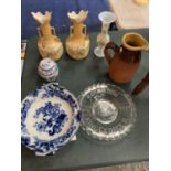 A COLLECTION OF CERAMICS TO INCLUDE A LIDDED GINGER JAR, A GLASS CORONATION PLATE, VASES ETC