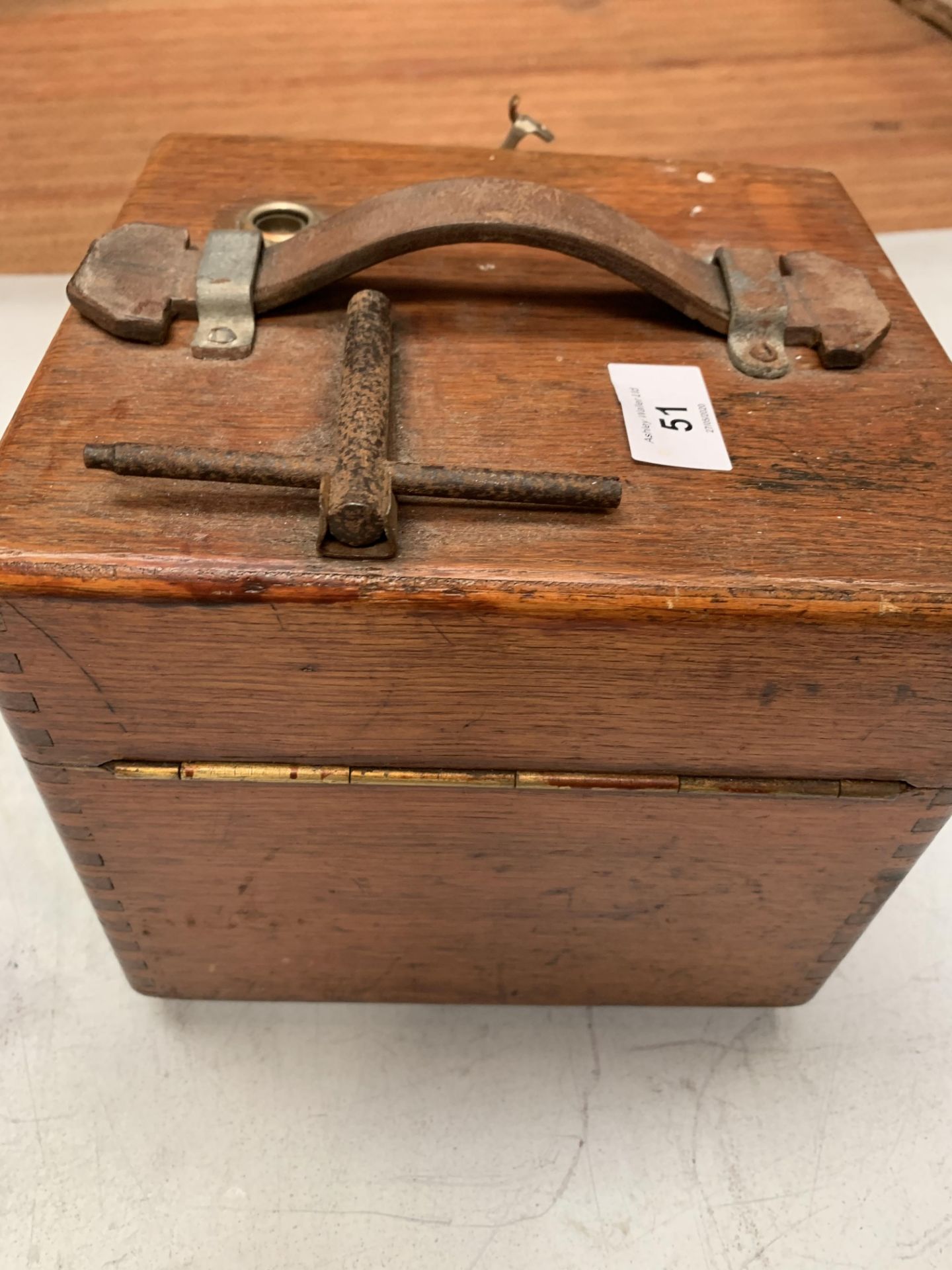 A BENZING WOODEN CASED RACING PIGEON CLOCK - Image 4 of 8