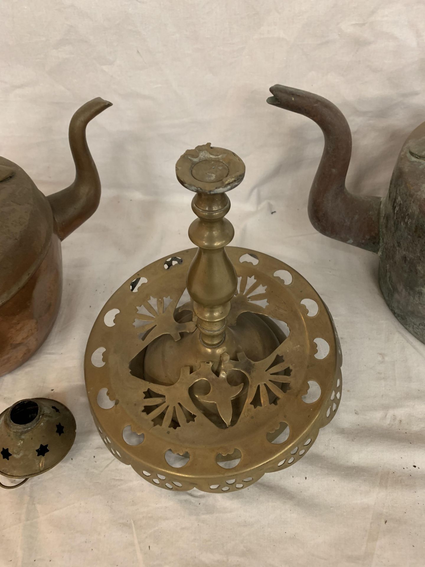 A VINTAGE BRASS TRIVET STAND TOGETHER WITH TWO COPPER STOVE TOP KETTLES - Image 3 of 6