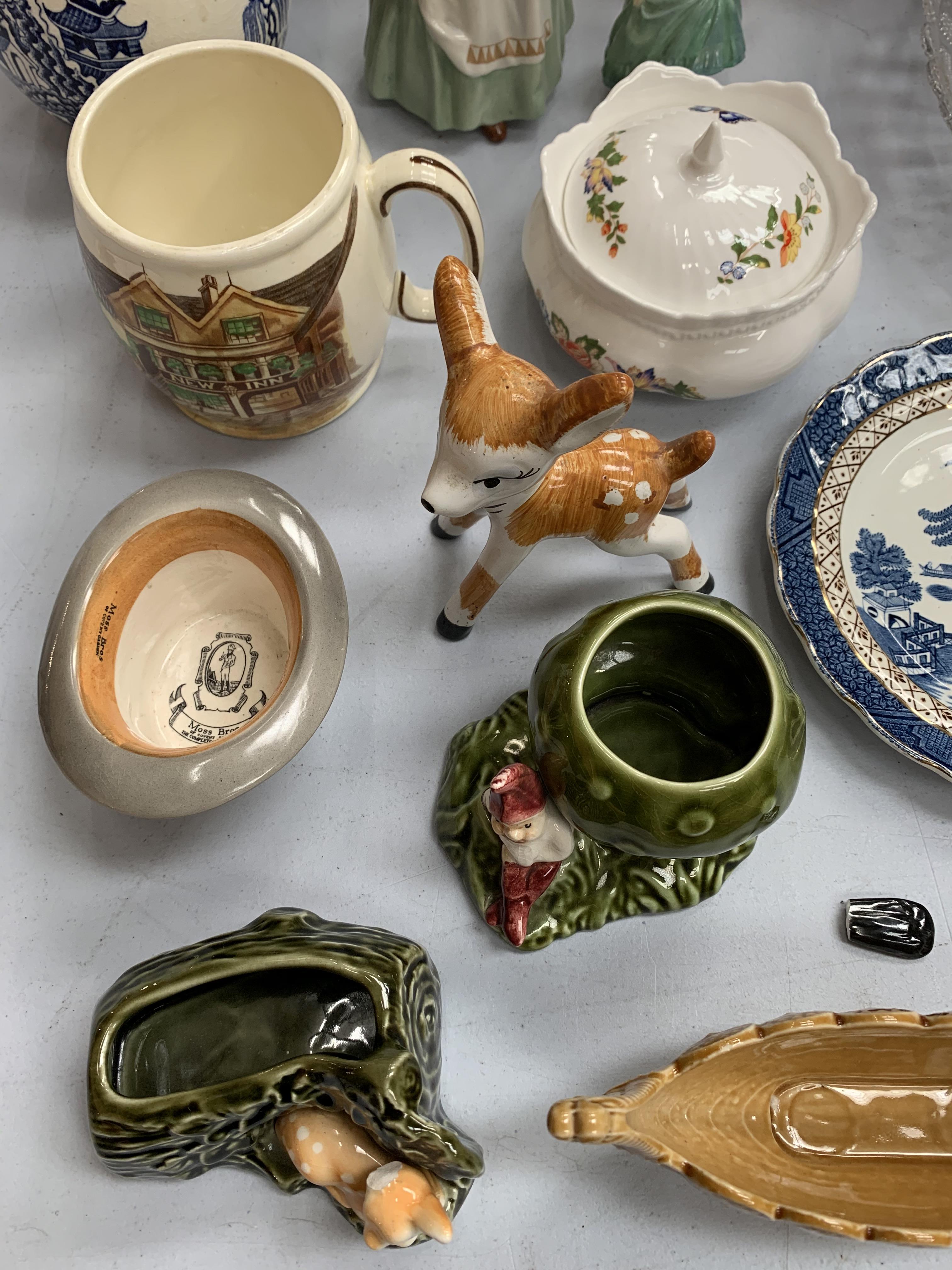 A LARGE COLLECTION OF VARIOUS CERAMIC ITEMS TO INCLUDE FIGURINES, GINGER JAR, PLANTER, DISHES, ETC - Image 3 of 8