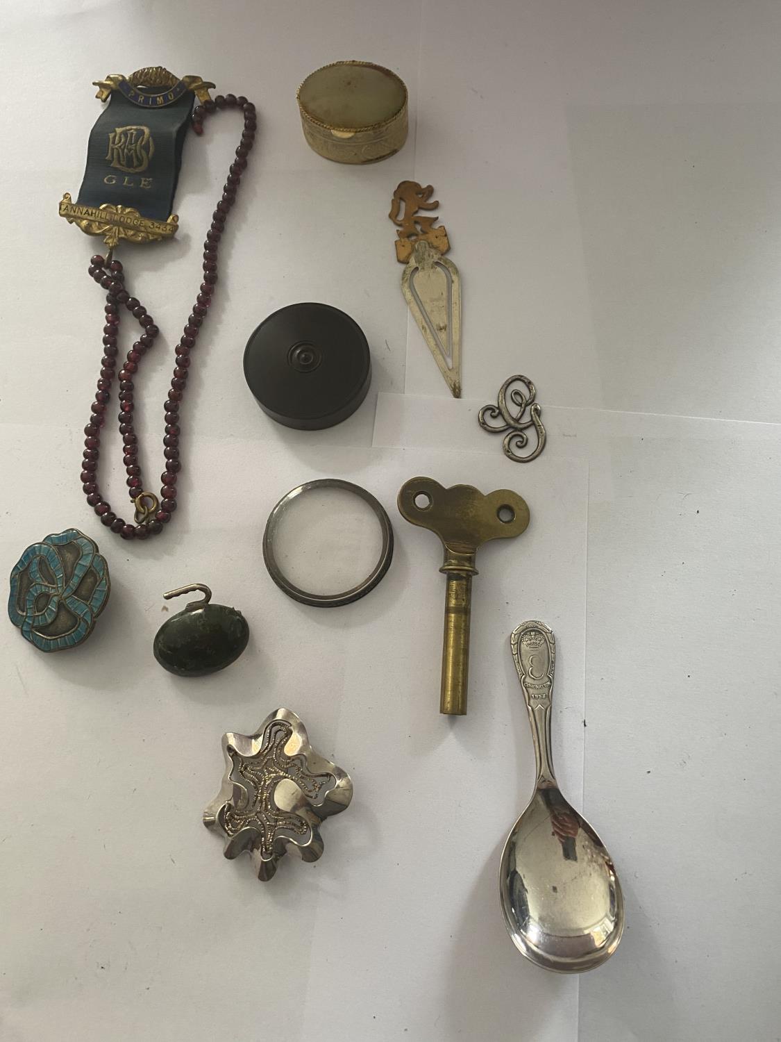 VARIOUS COLLECTABLE ITEMS - BROOCHES ETC INCLUDING A 925 SILVER EXAMPLE