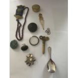 VARIOUS COLLECTABLE ITEMS - BROOCHES ETC INCLUDING A 925 SILVER EXAMPLE