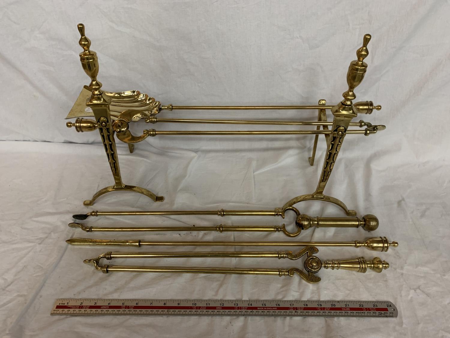 VARIOUS BRASS FIRESIDE ITEMS TO INCLUDE COMPANION SETS AND TRIVETS