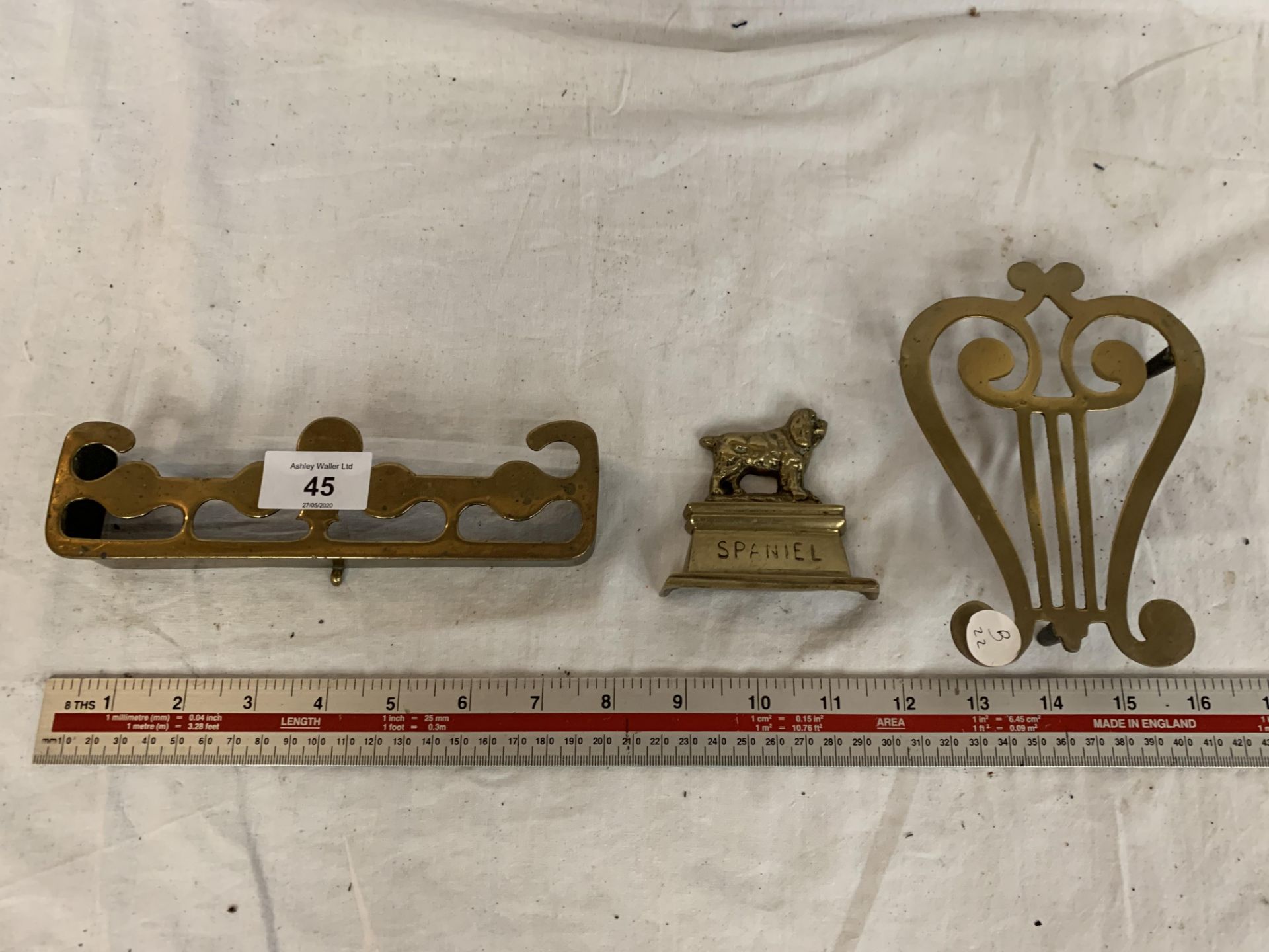 THREE ITEMS OF BRASS TO INCLUDE A TRIVET AND SPANIEL FIGURE