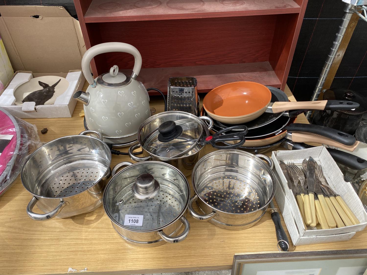 VARIOUS KITCHEN ITEMS TO INCLUDE STAINLESS STEEL STEAMER PANS, FRYING PANS, EPNS BONE HANDLED FISH