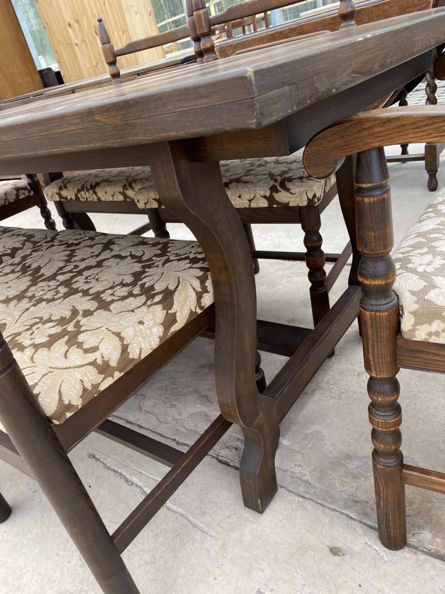 A YOUNGER TOLEDO OAK EXTENDING DINING TABLE WITH FOUR DINING CHAIRS AND TWO CARVERS - Image 3 of 6