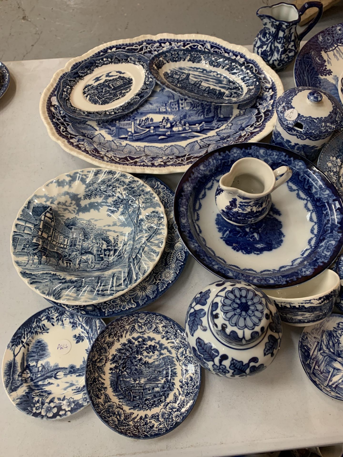 A LARGE COLLECTION OF BLUE AND WHITE POTTERY TO INCLUDE PLATES, JUGS, BOWLS AND LIDDED JARS ETC - Image 3 of 3