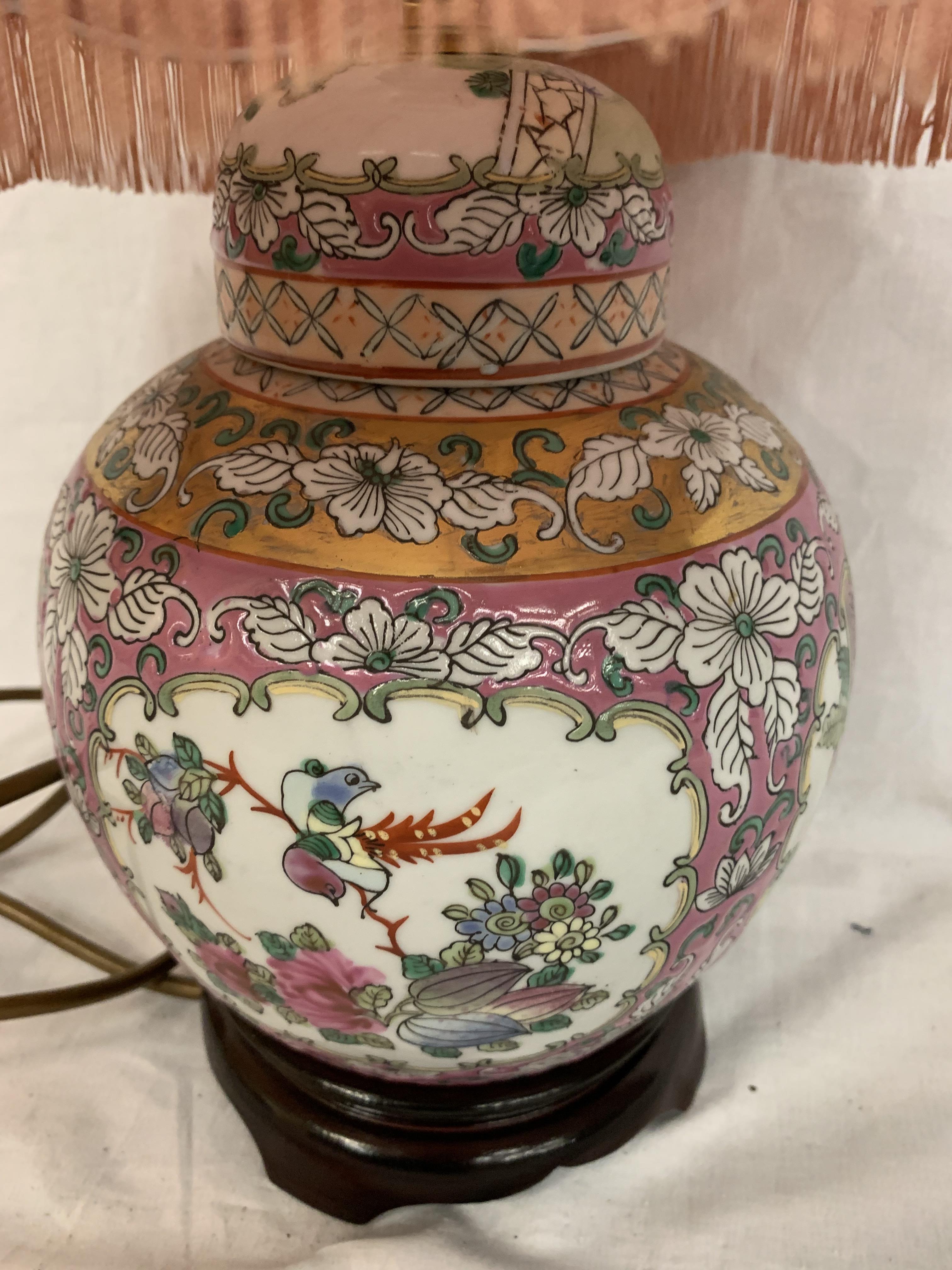 AN ORIENTAL TABLE LAMP DEPICTING FLOWERS AND BIRDS ON A WOODEN BASE - Image 2 of 3