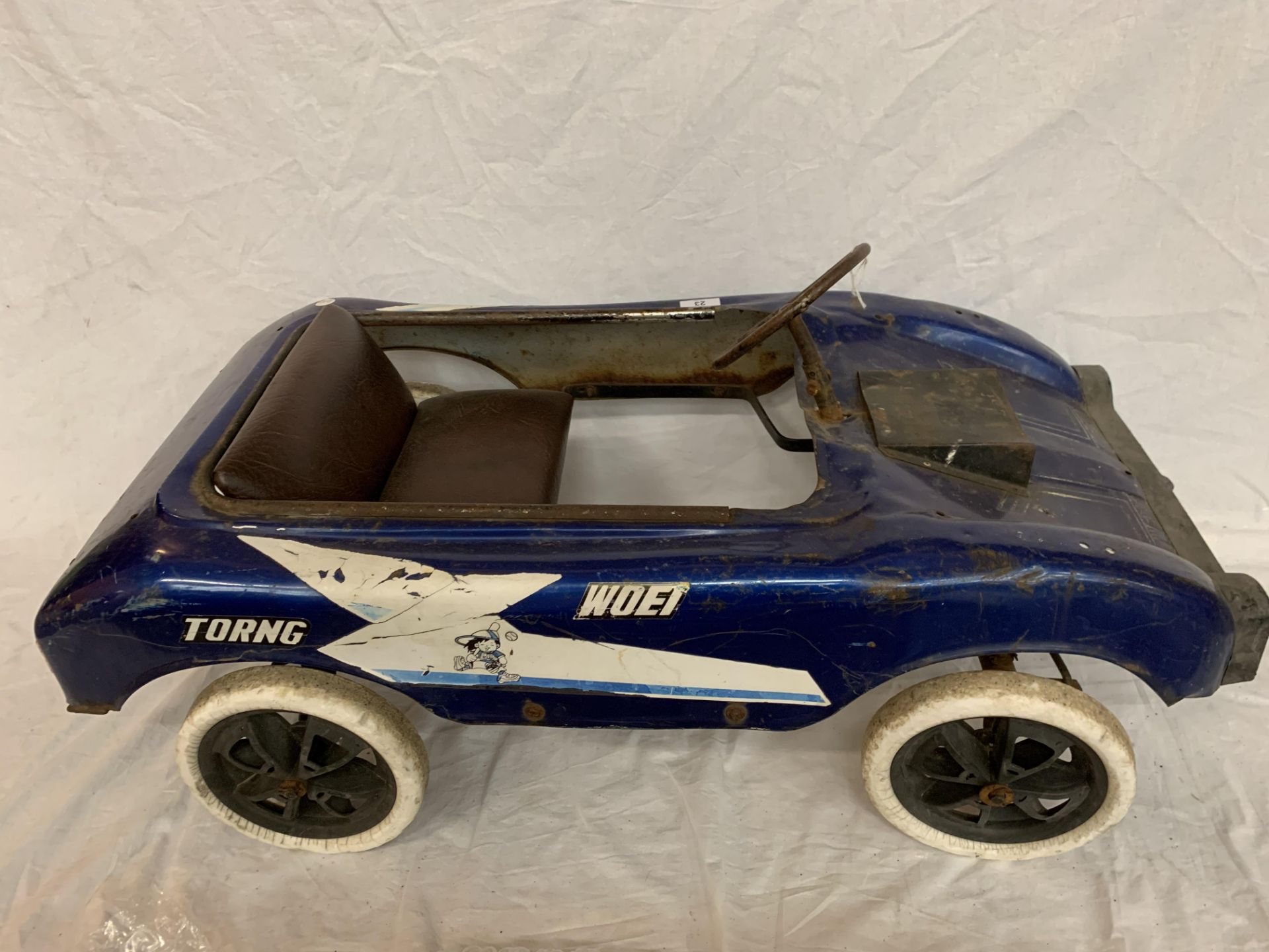 A VINTAGE TORING WOEI CHILDRENS PEDAL RACING CAR IN BLUE - Image 4 of 5