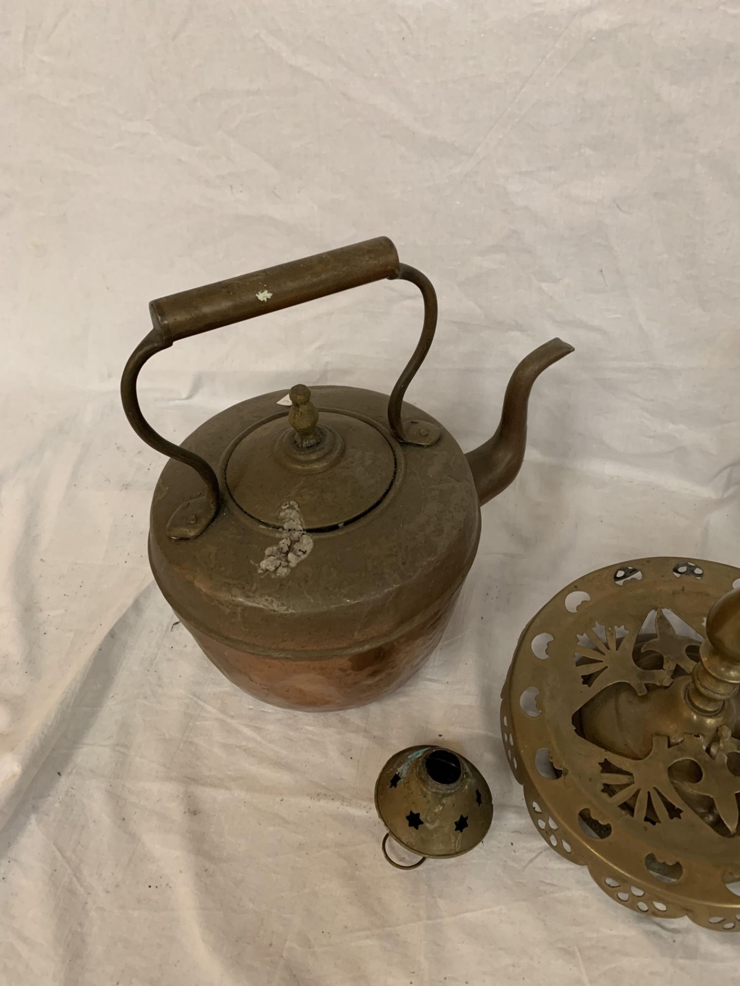 A VINTAGE BRASS TRIVET STAND TOGETHER WITH TWO COPPER STOVE TOP KETTLES - Image 4 of 6