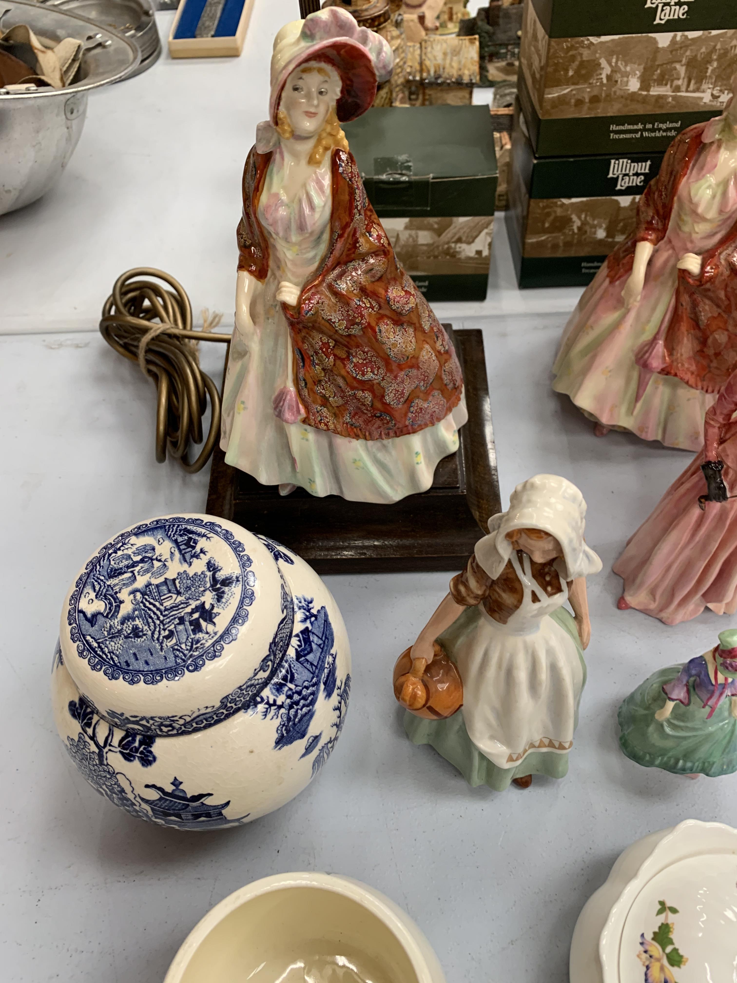 A LARGE COLLECTION OF VARIOUS CERAMIC ITEMS TO INCLUDE FIGURINES, GINGER JAR, PLANTER, DISHES, ETC - Image 4 of 8