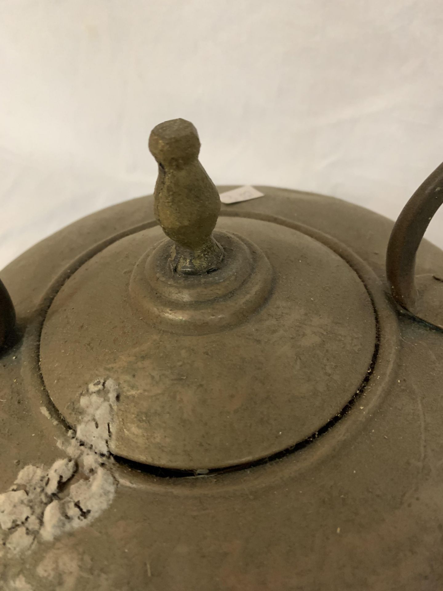 A VINTAGE BRASS TRIVET STAND TOGETHER WITH TWO COPPER STOVE TOP KETTLES - Image 5 of 6