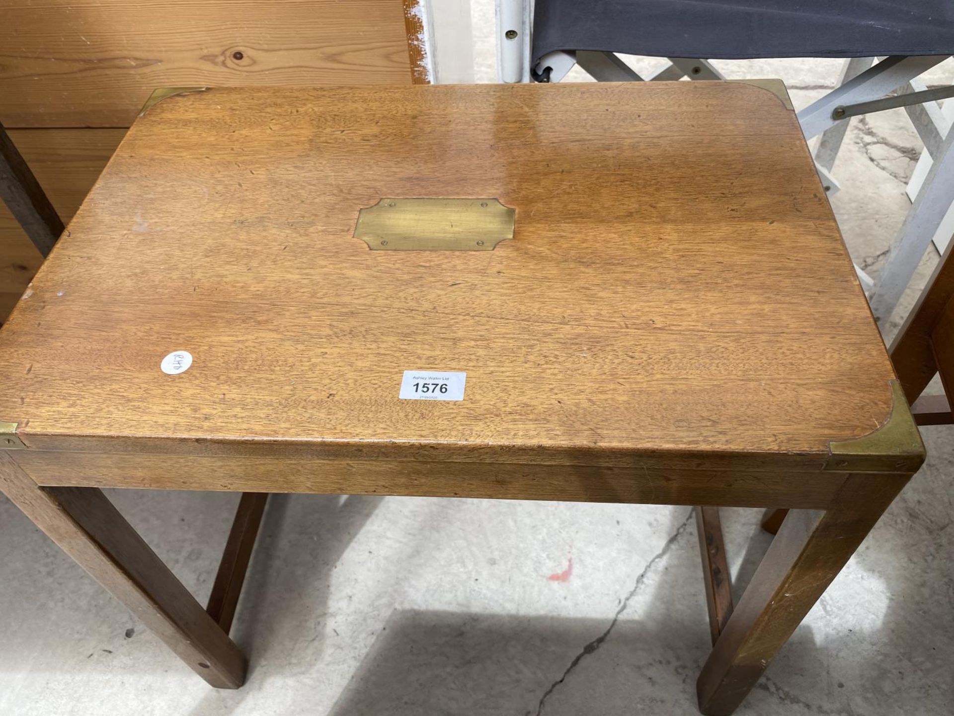 A MAHOGANY NEST OF TABLES WITH BRASS CORNERS AND DECORATION - Image 2 of 4