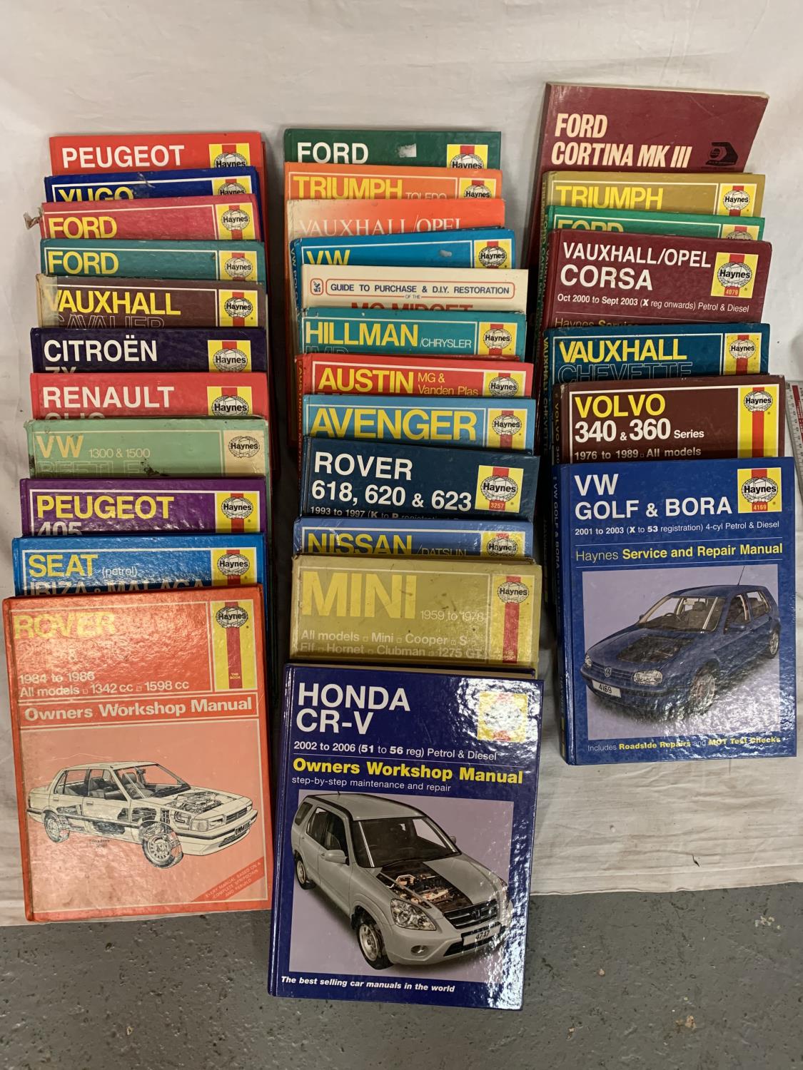 A LARGE COLLECTION OF 30 HAYNES CAR MANUALS TO INCLUDE ROVER, PEUGEOT, VAUXHALL ETC