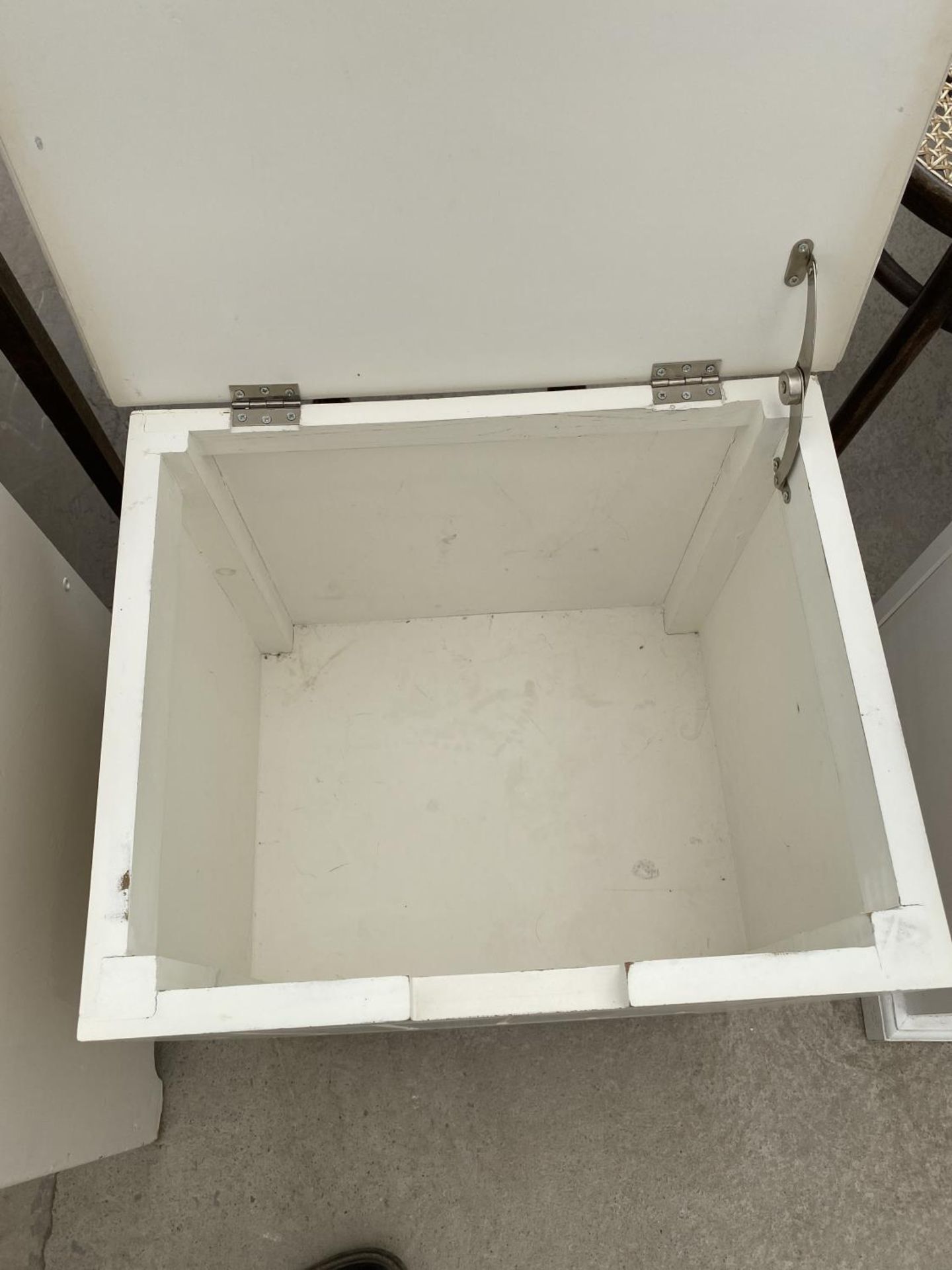 A WHITE BEDROOM SEAT WITH STORAGE COMPARTMENT AND A WHITE LINEN BOX - Image 5 of 5