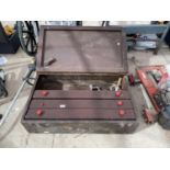 A VINTAGE JOINER'S CHEST WITH THREE INNER DRAWERS CONTAINING A SMALL QUANTITY OF TOOLS