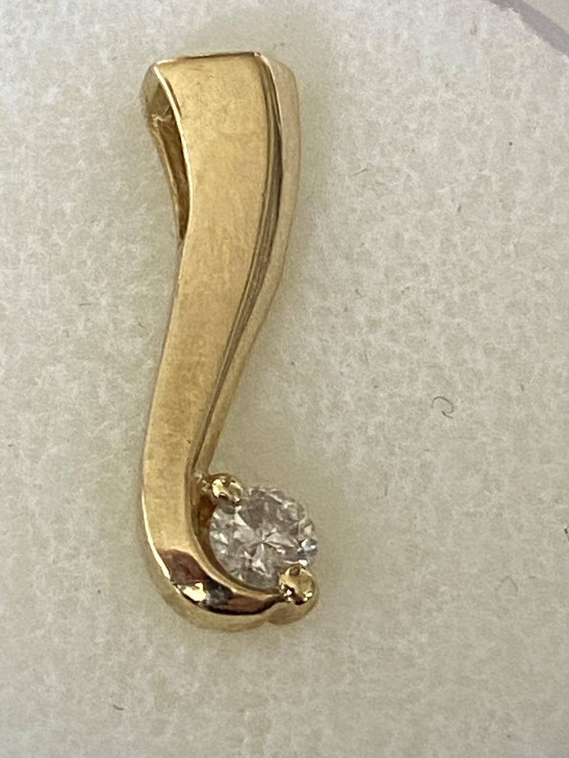 A 9 CARAT YELLOW GOLD PENDANT WITH 0.18 CARAT ROUND CUT DIAMOND. WEIGHT 1.2 GRAMS. WITH GIE
