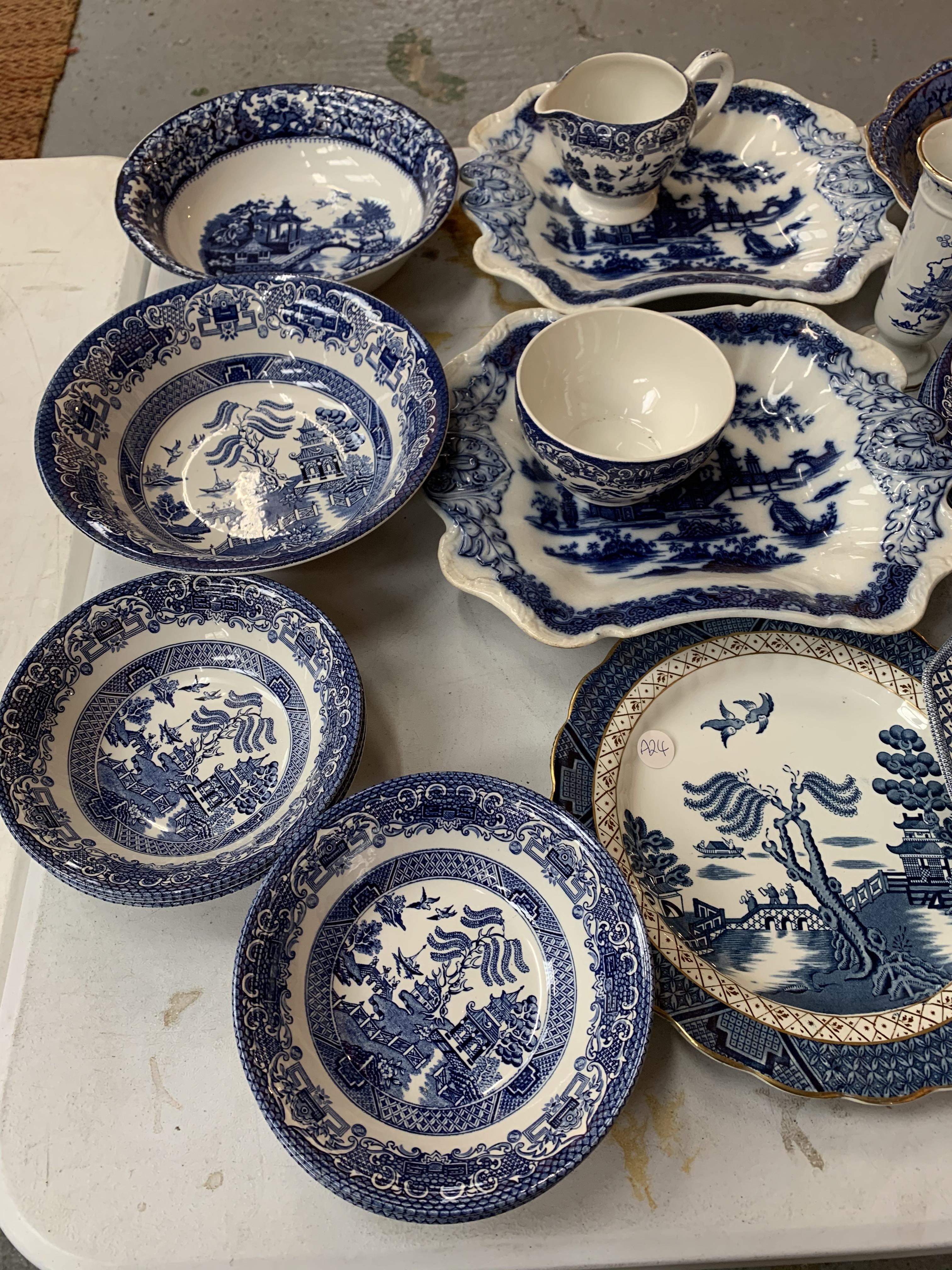 A LARGE COLLECTION OF BLUE AND WHITE POTTERY WITH TO INCLUDE BOWLS, PLATES, CUPS, SAUCERS, TEAPOT - Image 3 of 3