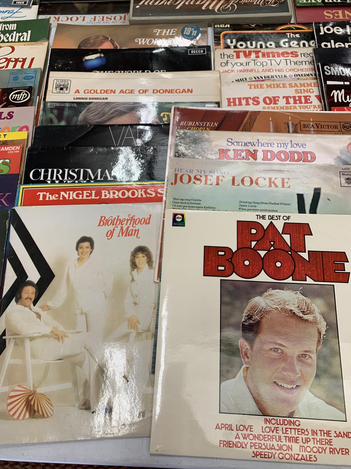 A LARGE COLLECTION OF LPS TO INCLUDE ELVIS,THE BEATLES, THE SEEKERS, KEN DODD, PAT BOONE ETC - Image 4 of 5