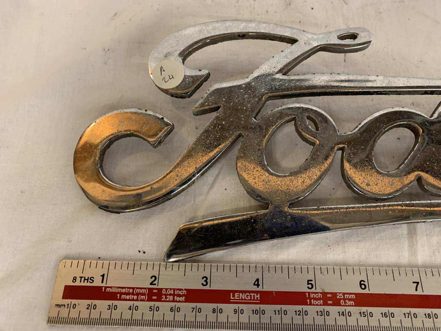 A METAL FODEN BADGE APPROXIMATELY 33CM LONG - Image 3 of 4