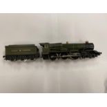 AN OO GAUGE KING EDWARD I 4-6-0 LOCOMOTIVE AND TENDER