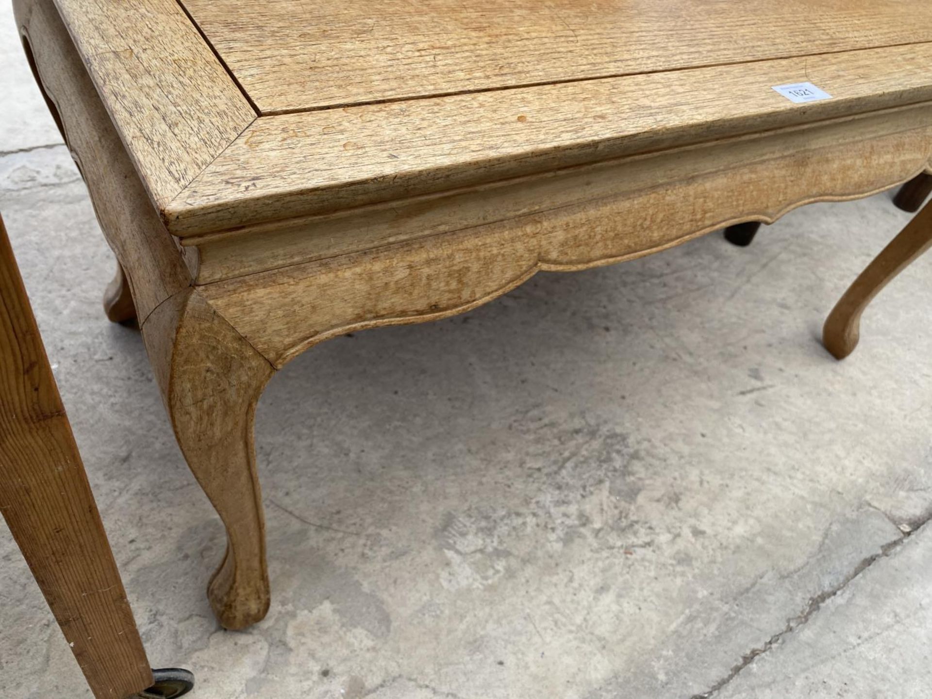 AN OAK COFFEE TABLE - Image 3 of 3