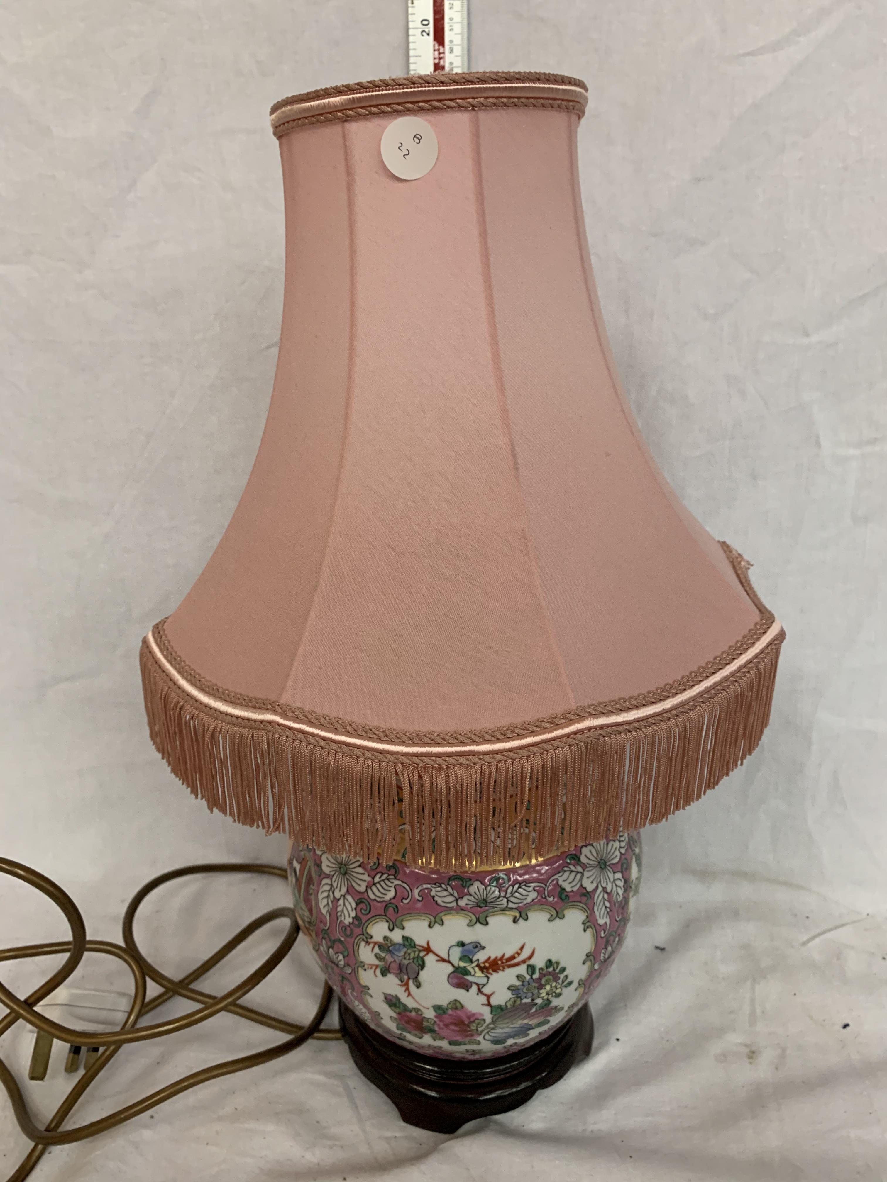 AN ORIENTAL TABLE LAMP DEPICTING FLOWERS AND BIRDS ON A WOODEN BASE