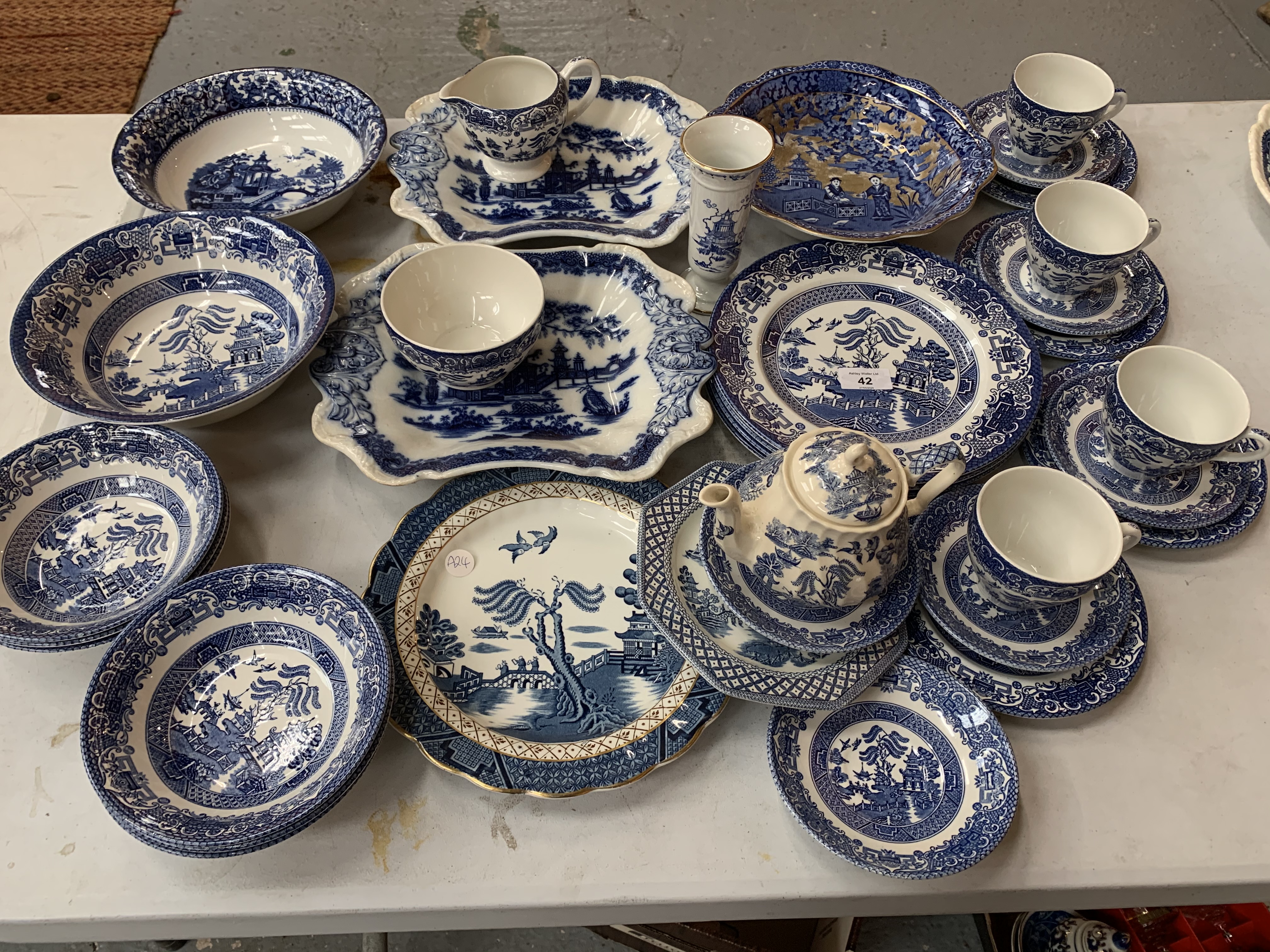 A LARGE COLLECTION OF BLUE AND WHITE POTTERY WITH TO INCLUDE BOWLS, PLATES, CUPS, SAUCERS, TEAPOT