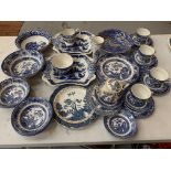 A LARGE COLLECTION OF BLUE AND WHITE POTTERY WITH TO INCLUDE BOWLS, PLATES, CUPS, SAUCERS, TEAPOT