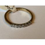 A 15 CARAT YELLOW GOLD RING WITH SEVEN IN LINE DIAMONDS - 1.4 GRAMS, RING SIZE L+