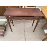 A MAHOGANY SIDE TABLE WITH SINGLE DRAWER