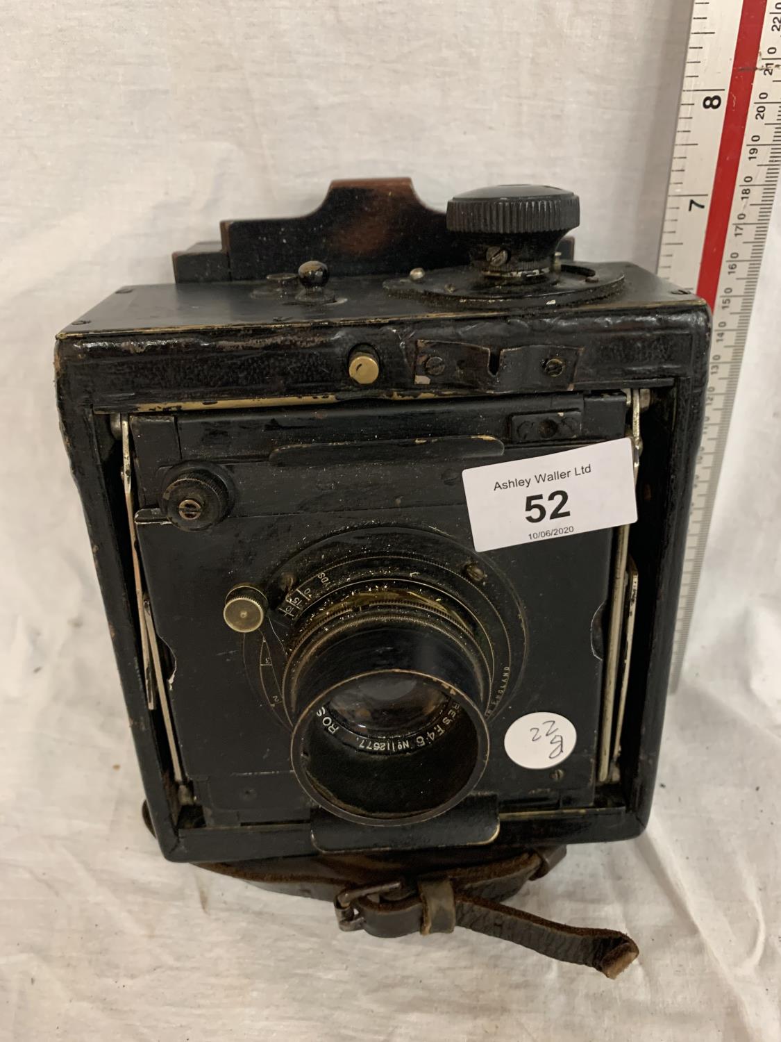 A VINTAGE ROSS OF LONDON CAMERA WITH DAYLIGHT SLIDE