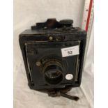 A VINTAGE ROSS OF LONDON CAMERA WITH DAYLIGHT SLIDE