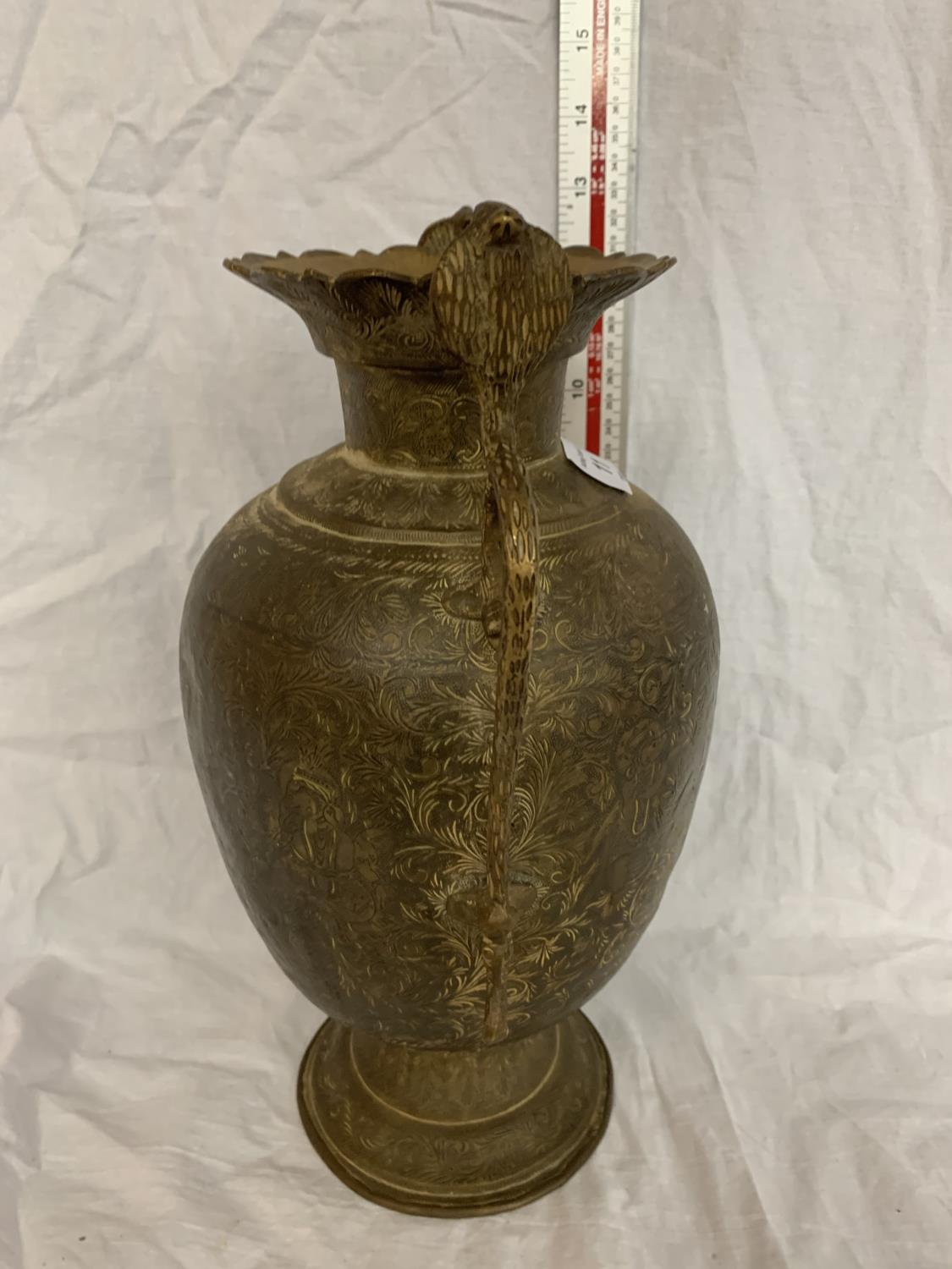 A TALL BRASS VASE WITH COBRA STYLE HANDLES - Image 2 of 5