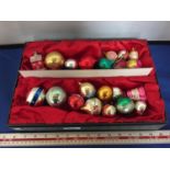 A BOX OF VINTAGE CHRISTMAS BAUBLES