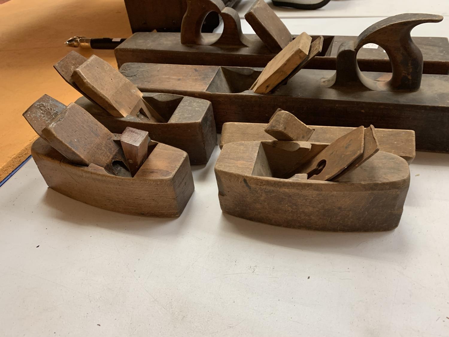 EIGHT VINTAGE WOODEN PLANES OF VARIOUS SIZES - Image 5 of 5
