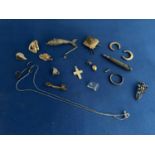 A MIXED COLLECTOR'S LOT TO INCLUDE YELLOW METAL CLIP ON EARRINGS, RING ETC ARTICULATED FISH PENDANT,