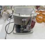 A DE LONGHI ESPRESSO COFFEE MACHINE IN WORKING ORDER