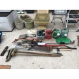 A QUANTITY OF GARDEN TOOLS TO INCLUDE RAKES, BRUSHES, WATERING CANS ETC
