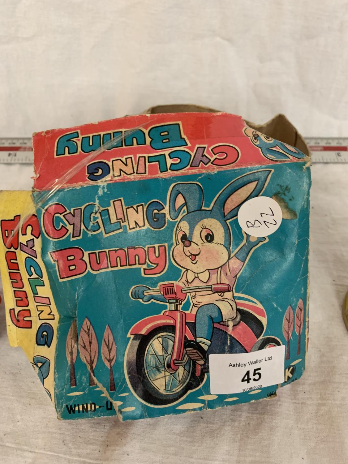 A VINTAGE BOXED RABBIT ON A BIKE AND A THUNDERBIRDS RADIO - Image 4 of 4