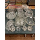 A LARGE COLLECTION OF GLASSWARE TO INCLUDE JUGS, BOWLS, DOMED CAKE STAND ETC