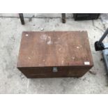 A WOODEN TOOL BOX 61CM X 41CM X 35CM AND CONTENTS TO INCLUDE SCREW DRIVERS, CALIPERS ETC