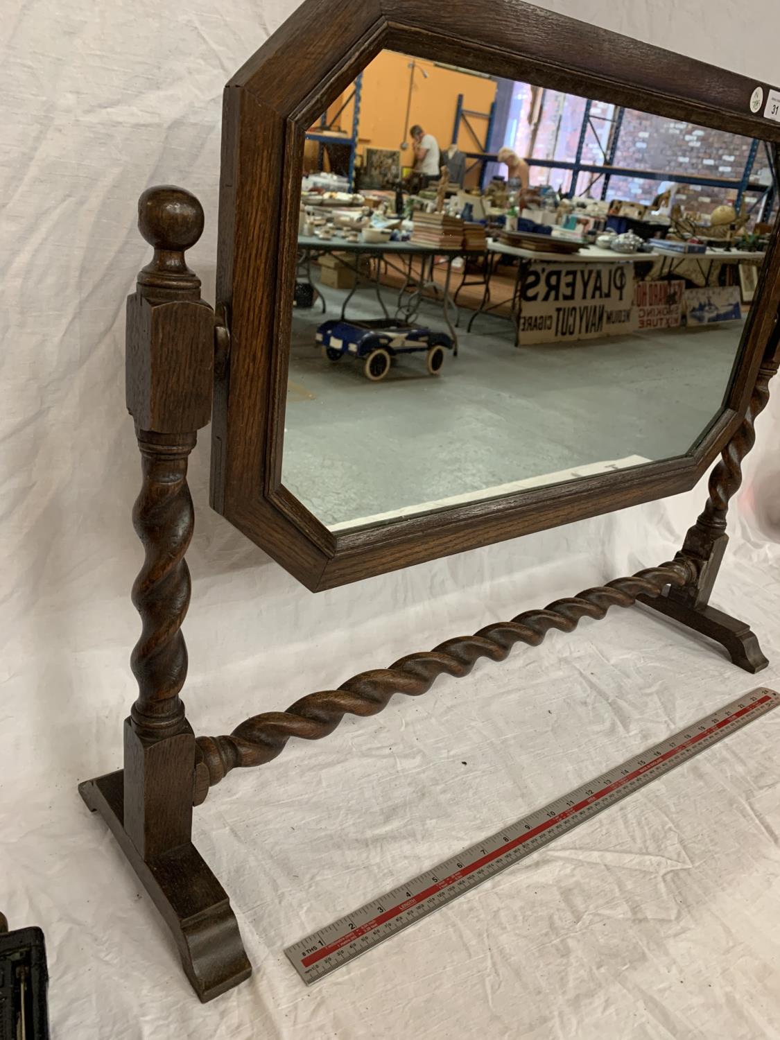 AN OAK FRAMED MIRROR ON A BARLEY TWIST FRAME - Image 4 of 4