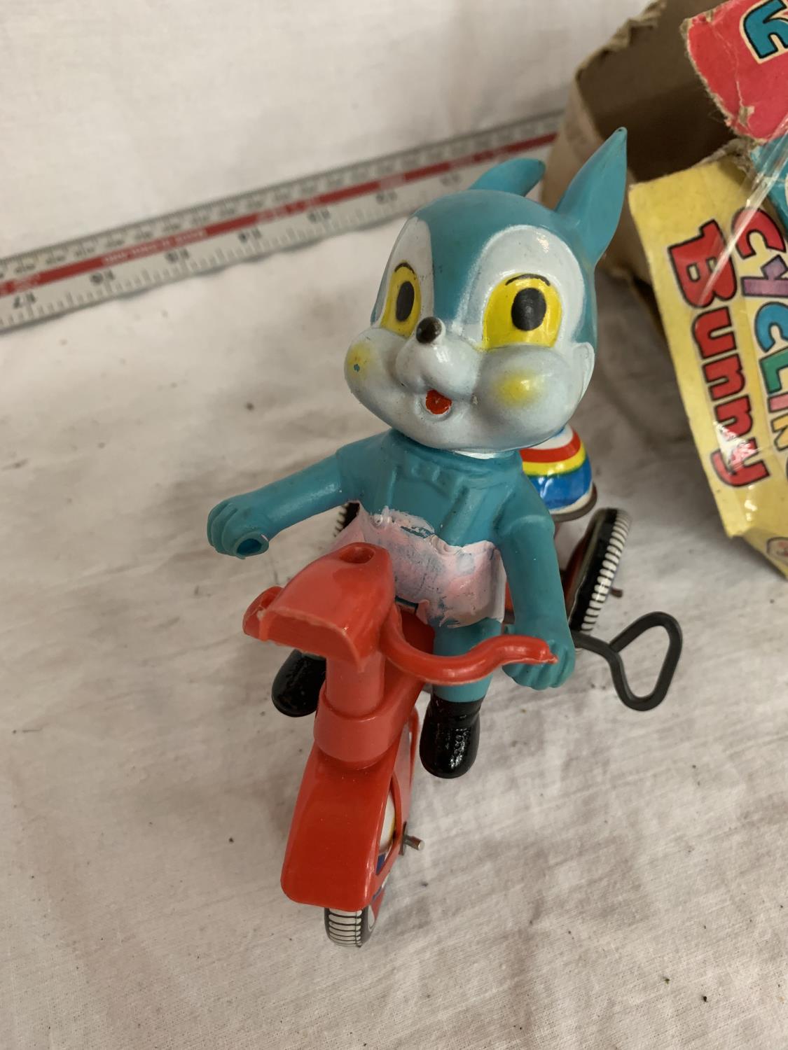 A VINTAGE BOXED RABBIT ON A BIKE AND A THUNDERBIRDS RADIO - Image 2 of 4