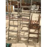THREE SETS OF STEP LADDERS TO INCLUDE A WOODEN THREE RUNG, A METAL FIVE RUNG AND A METAL FOUR RUNG