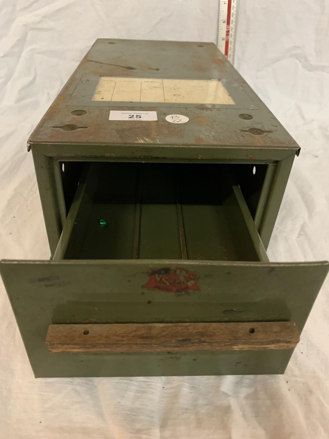 A VINTAGE SMALL METAL GREEN SINGLE DRAWER FILING CABINET - Image 3 of 5