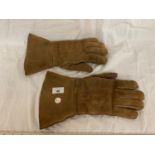 A PAIR OF LEATHER MILITARY GLOVES