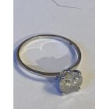 AN 18 CARAT WHITE GOLD AND DIAMOND RING - BELIEVED 1 - 1.2 CARAT